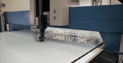 découpe de plastiques : méthacrylate, polycarbonate, PVC, PET, films, mousses et composites d'aluminium