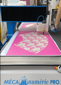 Machine de découpe fraiseuse CNC pour créations visuelles